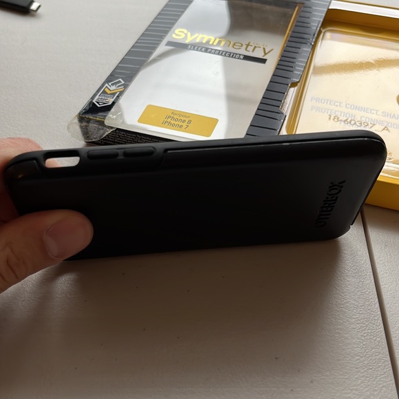 IPHONE 7/8 Otterbox case! - Picture 5 of 6